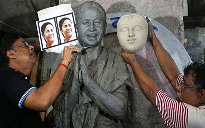 মমতার আদলের দুর্গা ঘিরে তুমুল বিতর্ক